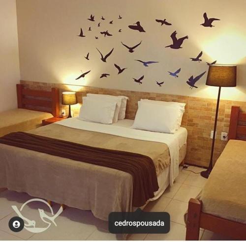 Ένα ή περισσότερα κρεβάτια σε δωμάτιο στο Cedros Pousada