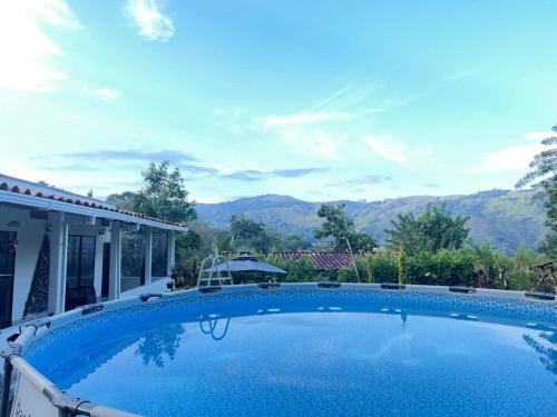 una gran piscina con vistas a las montañas en Villa Paulina, en Ebéjico