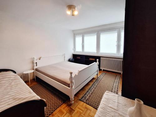 Postel nebo postele na pokoji v ubytování Dvosoban stan sa predivnim pogledom - Čengić Vila