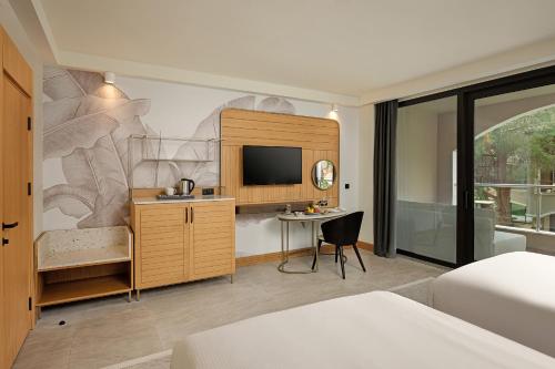 Postel nebo postele na pokoji v ubytování Sirene Belek Hotel
