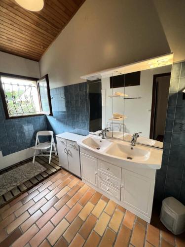 une salle de bain avec un lavabo et un miroir dans l'établissement Résidence 111-montalivet - 111 - Maison spacieuse en plein centre de Montalivet MAE-7091, à Vendays-Montalivet