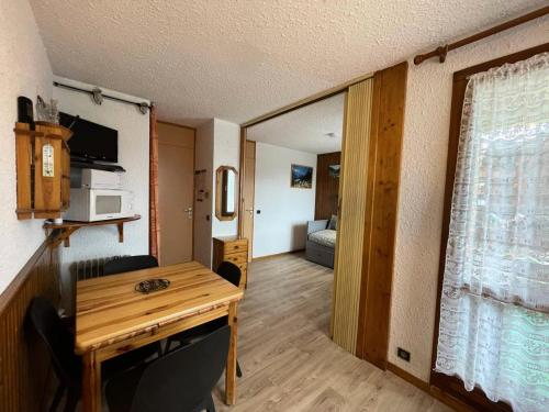 une petite chambre avec une table et une chambre dans l'établissement Résidence Pierrafort G - PIERRAFORT 08 MAE-6541, à Valmorel