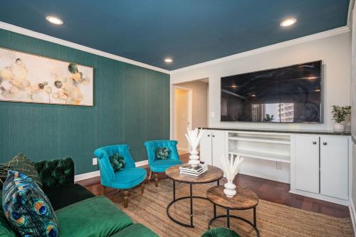 a living room with a couch and blue chairs at City View Newly Renovated 3 Beds with Free Parking LM in Atlanta