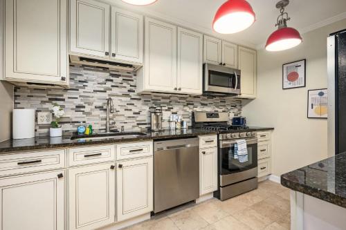 Kuchyň nebo kuchyňský kout v ubytování City View Newly Renovated 3 Beds with Free Parking LM