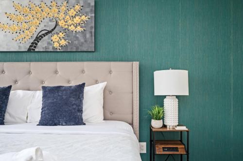 a bedroom with a bed and a green wall at City View Newly Renovated 3 Beds with Free Parking LM in Atlanta