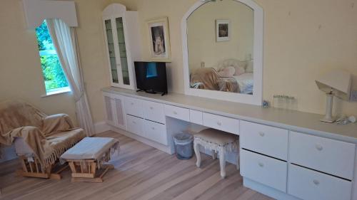 TV a/nebo společenská místnost v ubytování Deeside Manor