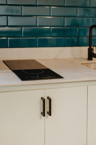Dapur atau dapur kecil di Nomadic Suites