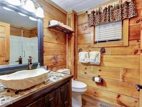 Et badeværelse på Bear Country Cabin