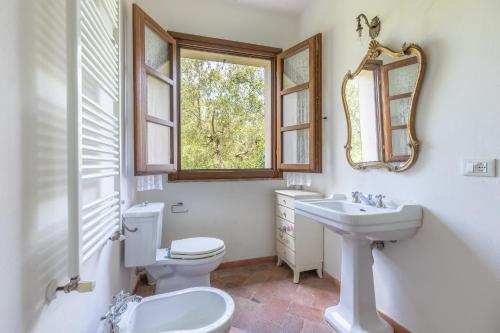 Bilik mandi di Rustic Hills Retreat