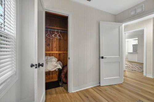 an empty room with a closet and a door at It's A Vibe- less than 10mins Capital,Hospitals,FAMU,&FSU in Tallahassee