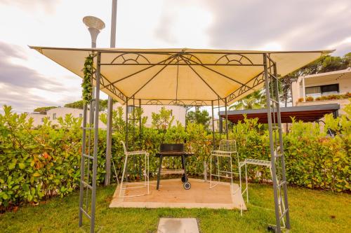 a table and chairs under an umbrella in a yard at SanPietro Premium Villas in Draçi