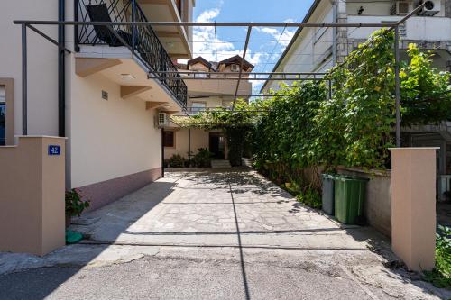 Un callejón en un edificio de apartamentos con una escalera. en Apartments R&M, en Tivat