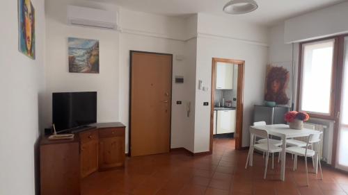 ein Wohnzimmer mit Tisch und Fernseher in der Unterkunft Nicole in Francavilla al Mare