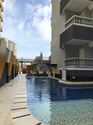 Kolam renang di atau dekat dengan Hotel American Golf