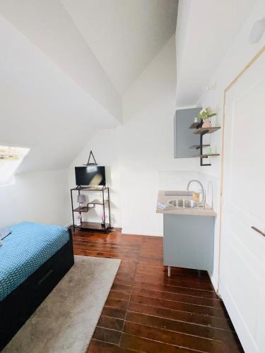 une petite chambre avec un lit et un lavabo dans l'établissement Pétale de Liévin, à Liévin