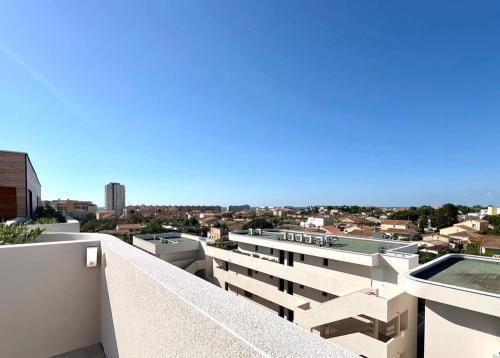 une vue depuis le balcon d'un immeuble dans l'établissement Valras'Loc - Casa NaIa, à Sérignan