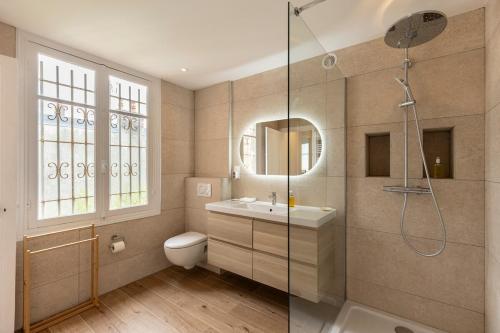 une salle de bain avec une douche, des toilettes et un lavabo dans l'établissement Armonia - House with exterior - city center, à Trouville-sur-Mer