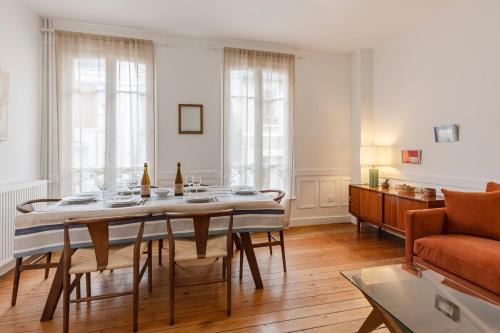 un salon avec une table et un canapé dans l'établissement Armonia - House with exterior - city center, à Trouville-sur-Mer