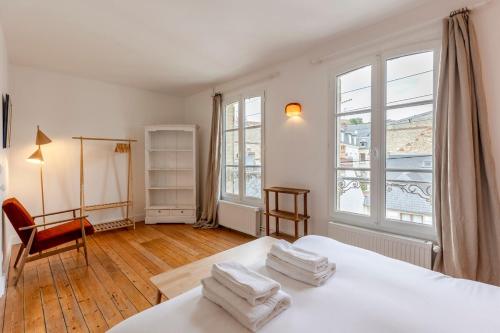une chambre avec un lit et une grande fenêtre dans l'établissement Armonia - House with exterior - city center, à Trouville-sur-Mer