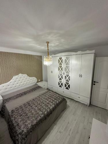Postel nebo postele na pokoji v ubytování Slatina Cornisiei apartament central 2 camere și living