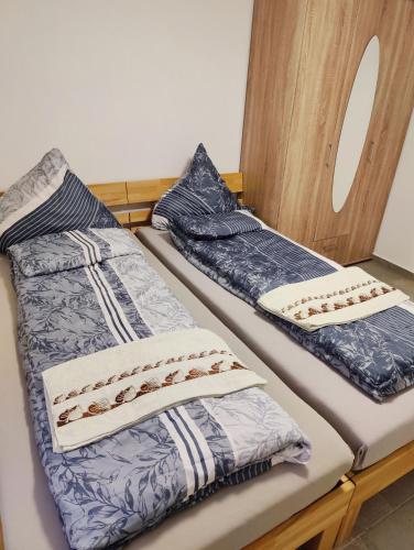 two beds sitting next to each other in a room at Beauty Haus im Zentrum in Bad Sooden-Allendorf