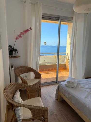 une chambre avec un lit et une vue sur l'océan dans l'établissement Appt T2 avec vue mer et proche des plages !, à Ajaccio