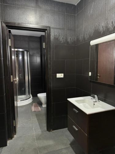 une salle de bain avec un lavabo, une douche et des toilettes dans l'établissement Artsy Open Space for Family only, à Saïdia