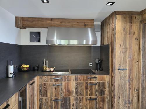 Kuchyň nebo kuchyňský kout v ubytování Chalet Moose Lodges SPA Sauna