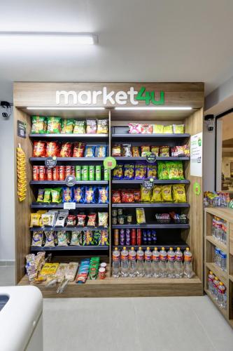 a grocery store with a display of food and drinks at Gran Paradiso Campos do Jordão By Ventura OFICIAL in Campos do Jordão