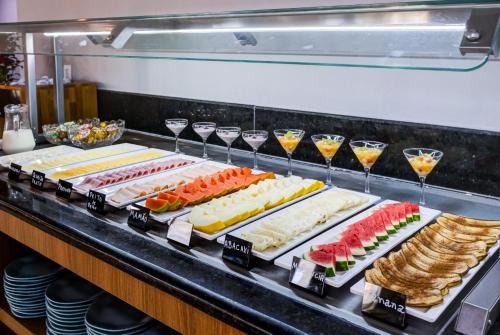 a buffet line with many different types of food at Gran Paradiso Campos do Jordão By Ventura OFICIAL in Campos do Jordão