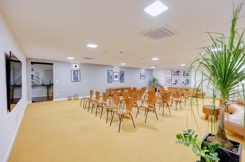 a conference room with chairs and tables in it at Gran Paradiso Campos do Jordão By Ventura OFICIAL in Campos do Jordão