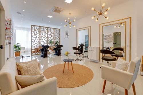 a salon with chairs and a table and a mirror at Gran Paradiso Campos do Jordão By Ventura OFICIAL in Campos do Jordão