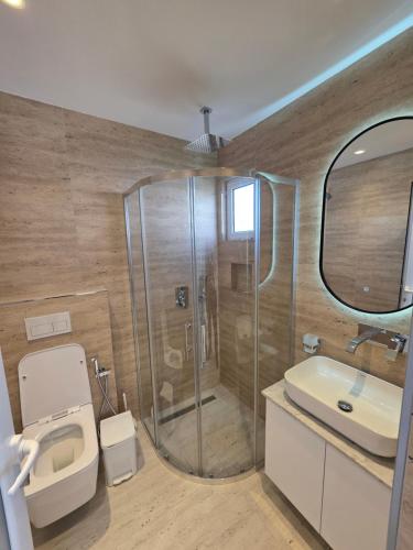 Bilik mandi di Apartments Veliaj