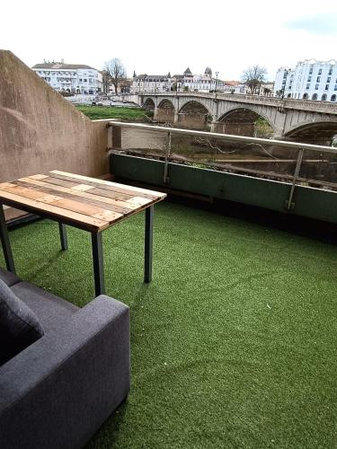 une table en bois posée sur un champ d'herbe dans l'établissement Dax belle vue, à Dax