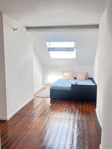 une chambre avec un lit au milieu d'une pièce dans l'établissement Fleur de Liévin, à Liévin