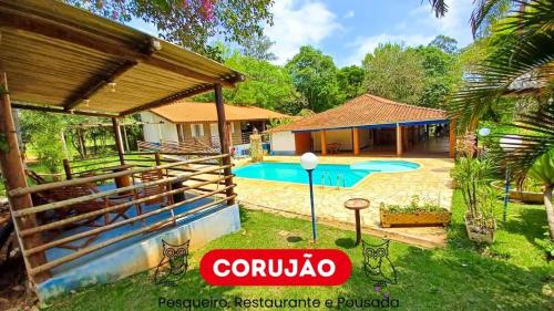 ein Haus mit einem Swimmingpool im Hof in der Unterkunft Pousada Corujão Quadra-SP in Quadra