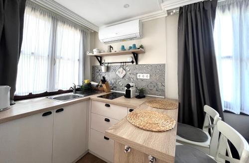 Kuchyň nebo kuchyňský kout v ubytování Aranypart Apartmanházak Tiszakécske