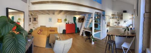 un salon avec un canapé et une table dans l'établissement Atypical, calme et lumineux, à Lyon