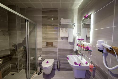 A bathroom at Kayı Hotel