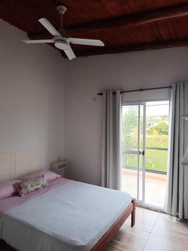 a bedroom with a bed and a ceiling fan at Los Colibríes 2 in San José