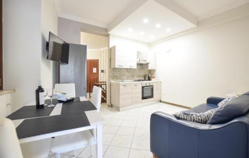 Kuchyň nebo kuchyňský kout v ubytování 1 Bedroom Amazing Home In Agropoli