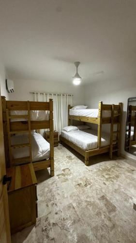 Zimmer mit 2 Etagenbetten in der Unterkunft Villa para grupos in Concepción de La Vega