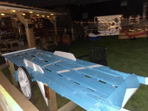 een blauwe picknicktafel bovenop een veld bij AU SOMMET DES NARCISSES in Albiez-Montrond