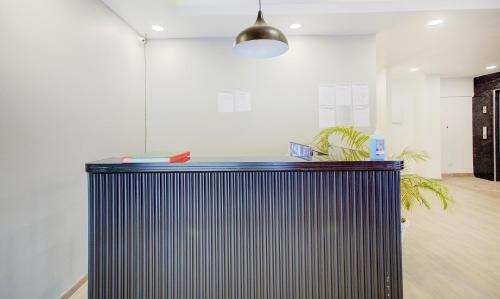 an office with a black counter in a room at Super Townhouse Townhouse Atal Chowk Indirapuram Ghaziabad in Ghaziabad