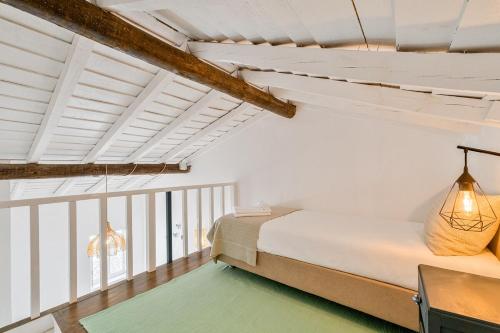 ein Schlafzimmer mit einem Bett und einem Schreibtisch in einem Zimmer in der Unterkunft Teal and Green - Alqueva Country House in Amieira