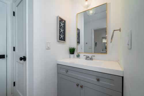 ein Badezimmer mit Waschbecken und Spiegel in der Unterkunft 2910 Atrium Villa in Seabrook Island