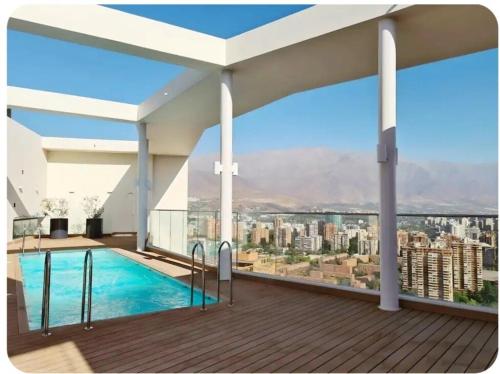 Bazén v ubytování A pasos del Mall Parque Arauco, Vista Maravillosa 2604 nebo v jeho okolí