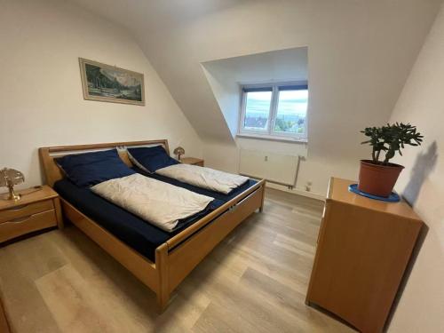 Giường trong phòng chung tại Beishan Apartment Dachgeschoss