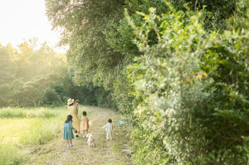 a group of children walking down a dirt road with a dog at Fiore Shima - Vacation STAY 25659v in Shima
