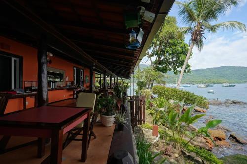 a restaurant with a view of the water at Casa da Ilha & SPA in Abraão